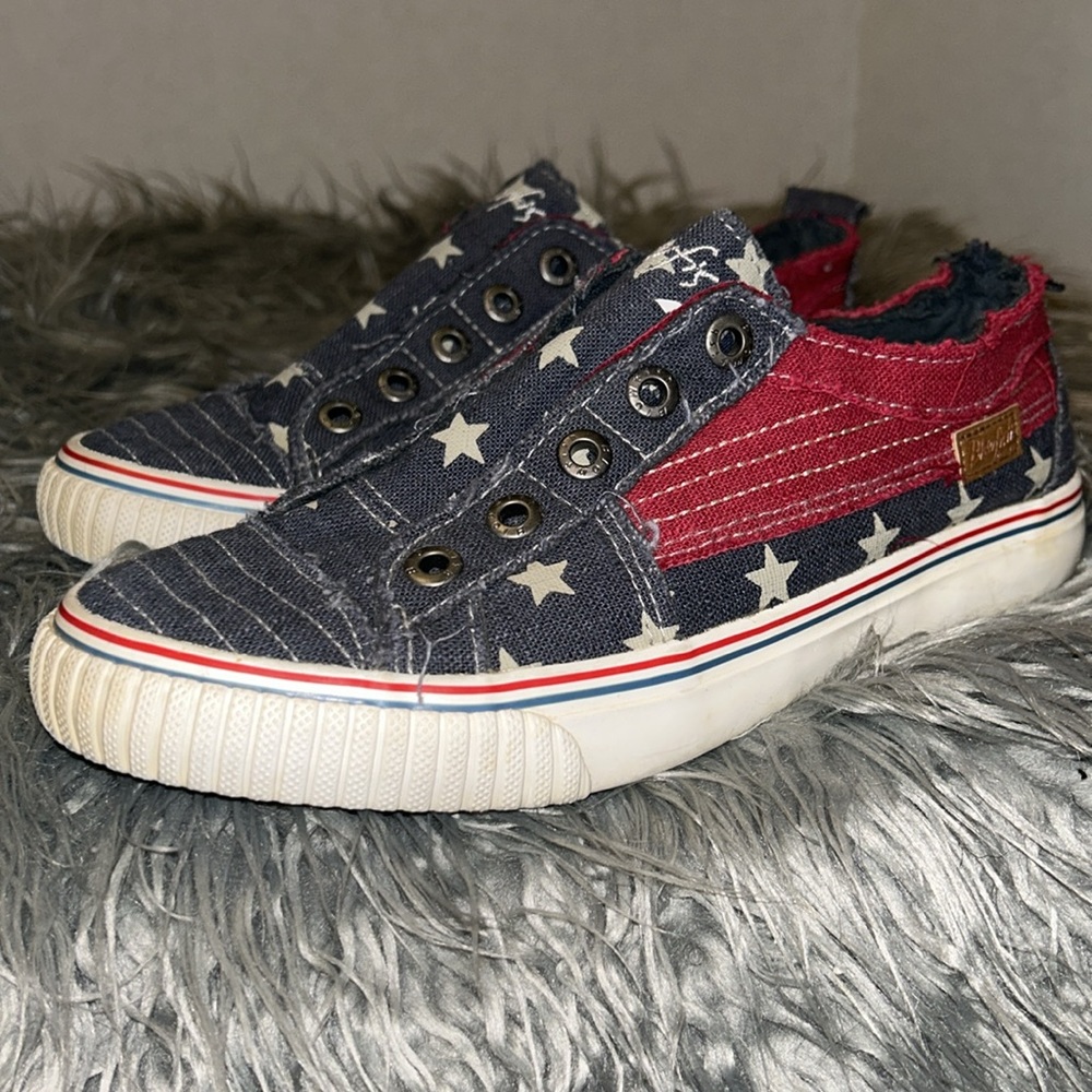 Blowfish Malibu Denim Navy and Red Star Sneakers Bettie Print Slip On Sz 8.5